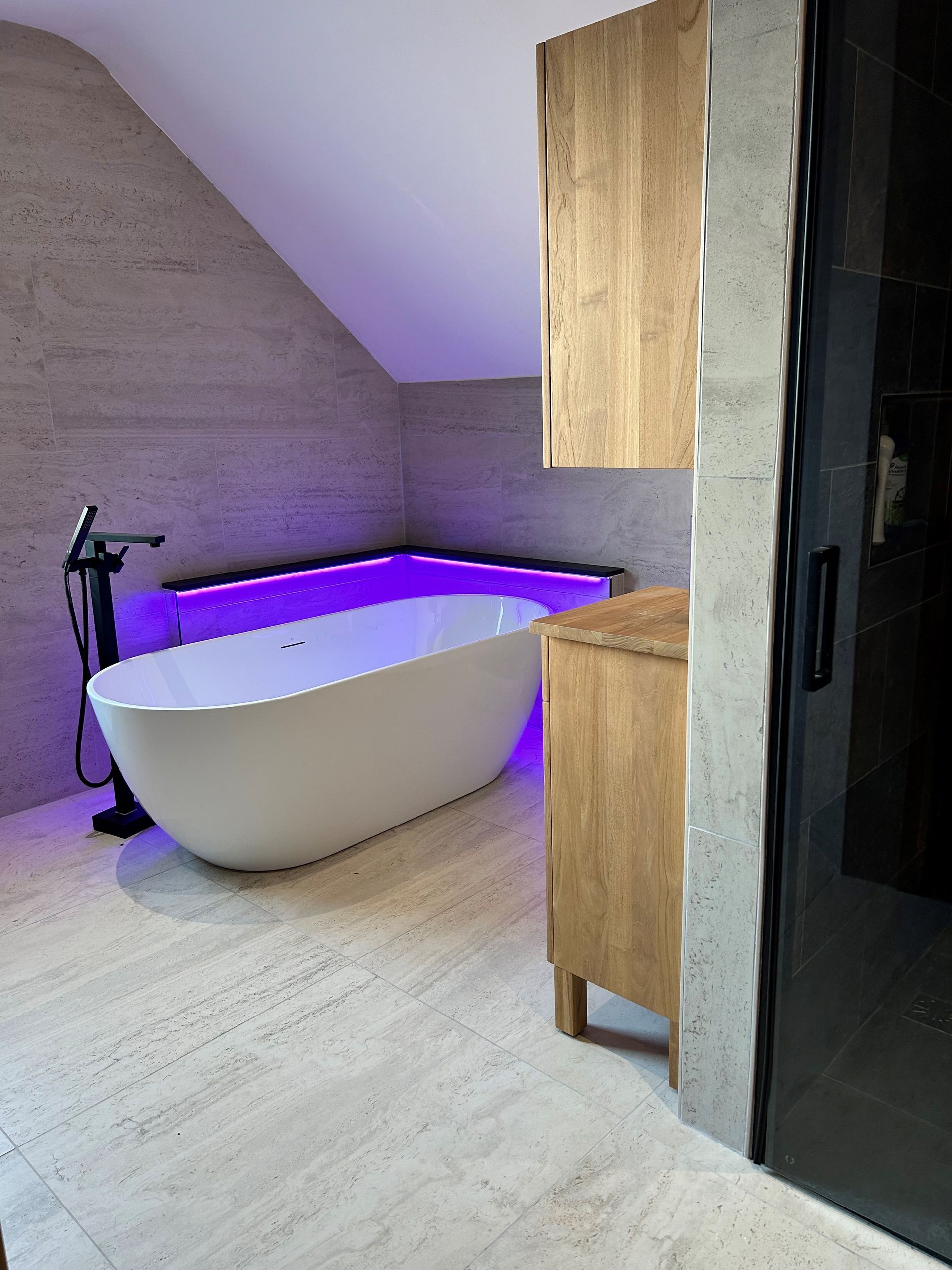 Baignoire moderne avec lumière colorée