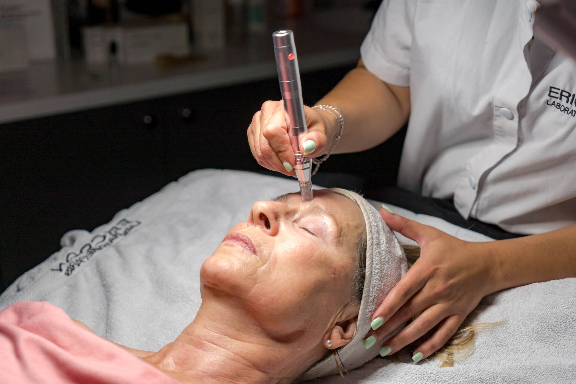Femme qui se fait faire un soin au visage dans un institut