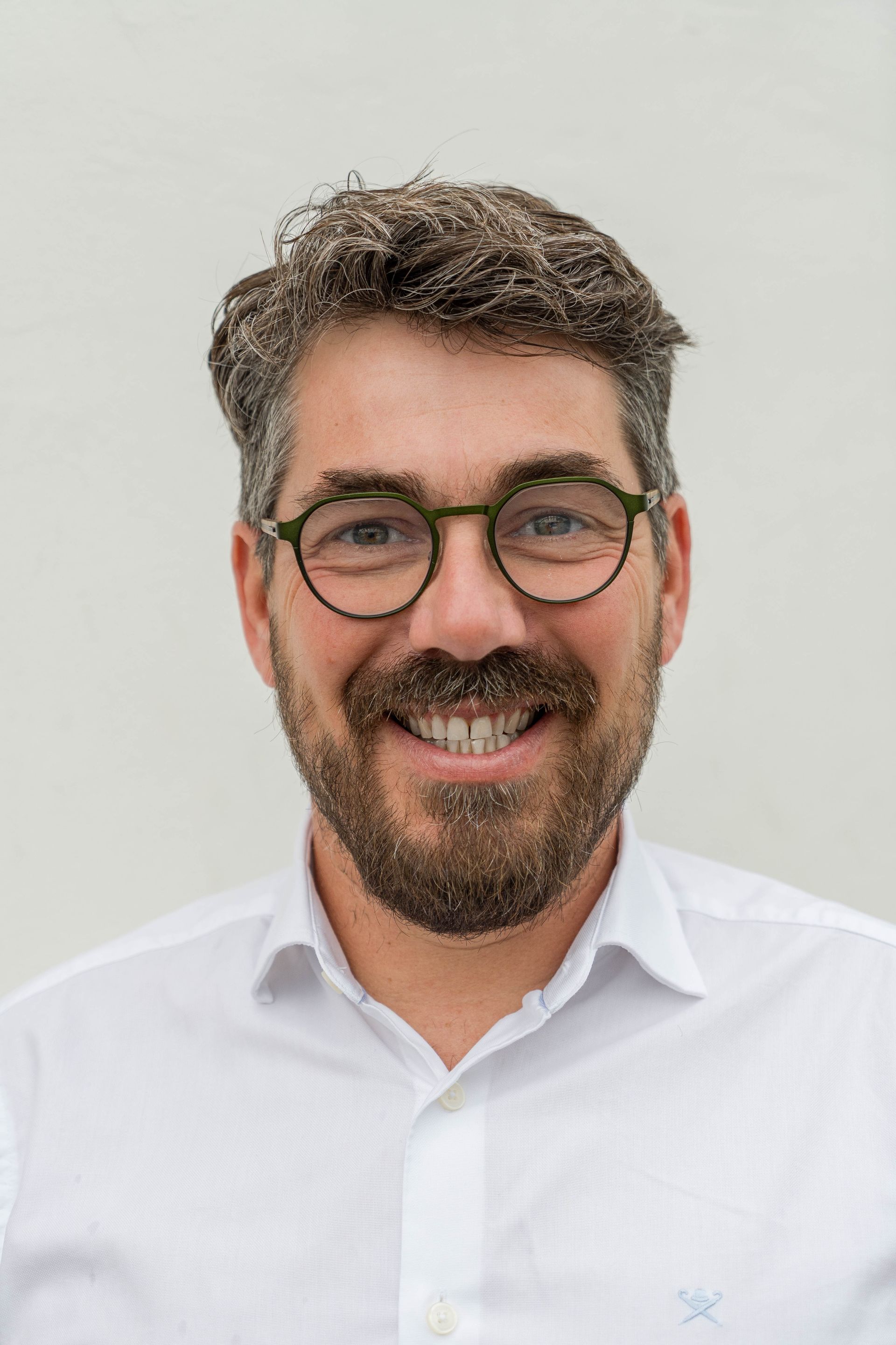 Homme brun avec un tee-shirt orange sur fond bleu