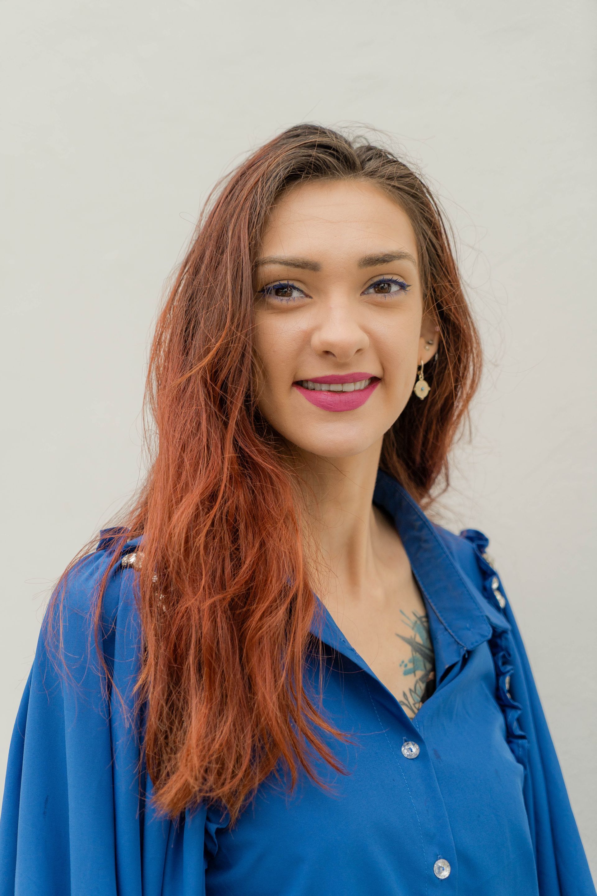 Femme brune avec un tee-shirt rose sur fond violet