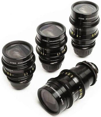 Un grupo de lentes de cámara están apiladas una encima de otra sobre una superficie blanca.