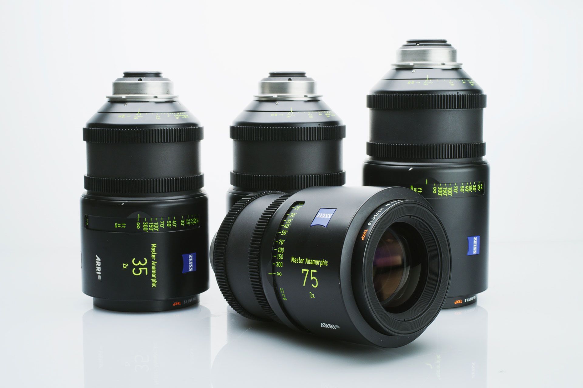 Un grupo de lentes de cámara con el número 35 en ellas