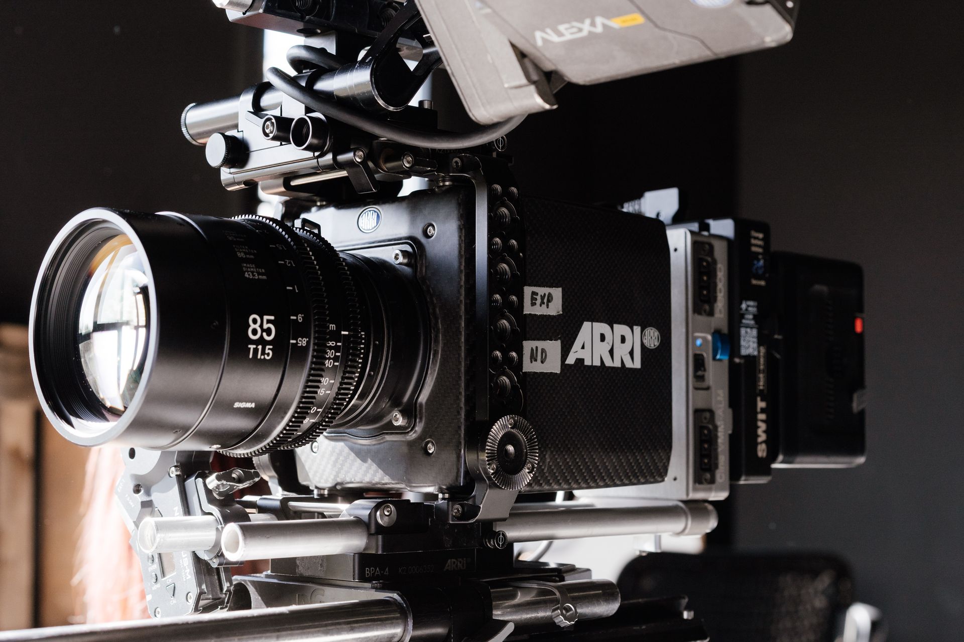 Una cámara negra con la palabra arri en ella
