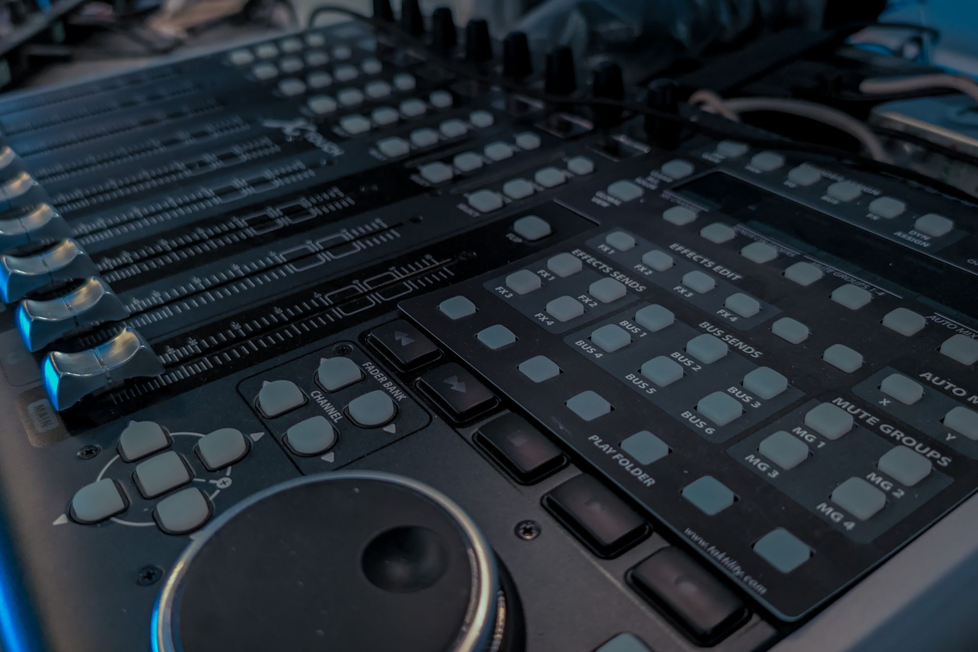 Un primer plano de un mezclador con muchos botones.