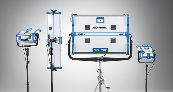 Un grupo de luces colocadas una encima de otra sobre soportes.