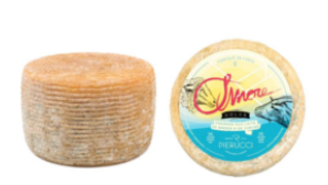 Une meule ronde de fromage affiné à côté de son étiquette, qui arbore un logo « I'more » et des motifs d'océan bleu.