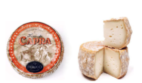 Une meule de fromage de chèvre Ferrucci Capra à étiquette rouge, présentée de dessus et tranchée pour révéler son intérieur pâle.