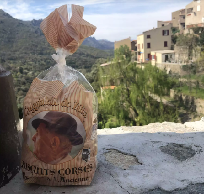 Biscuit corse paysage montagne et village