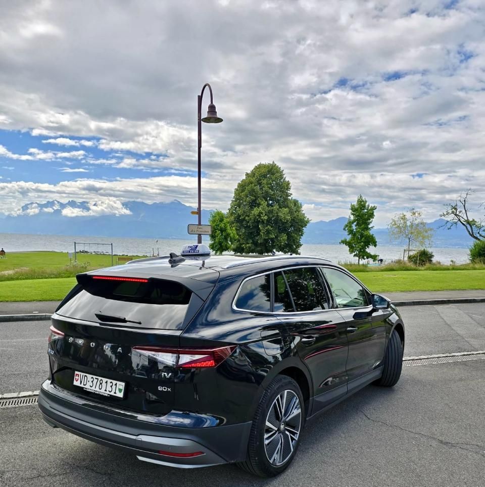 Une voiture noire est garée sur le bord de la route