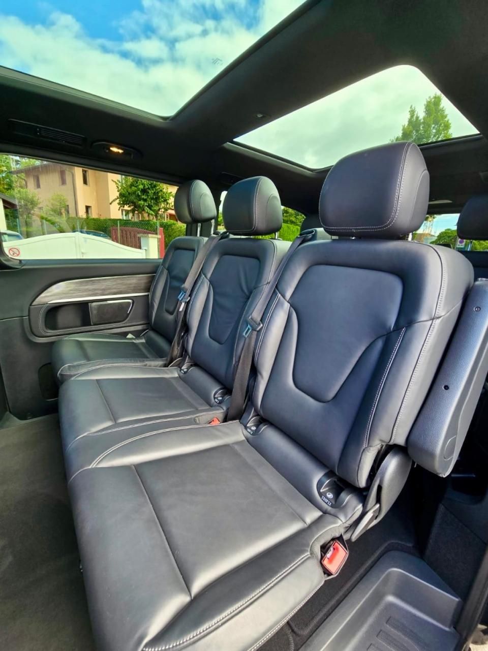 Les sièges arrière d'une camionnette Mercedes avec toit ouvrant.