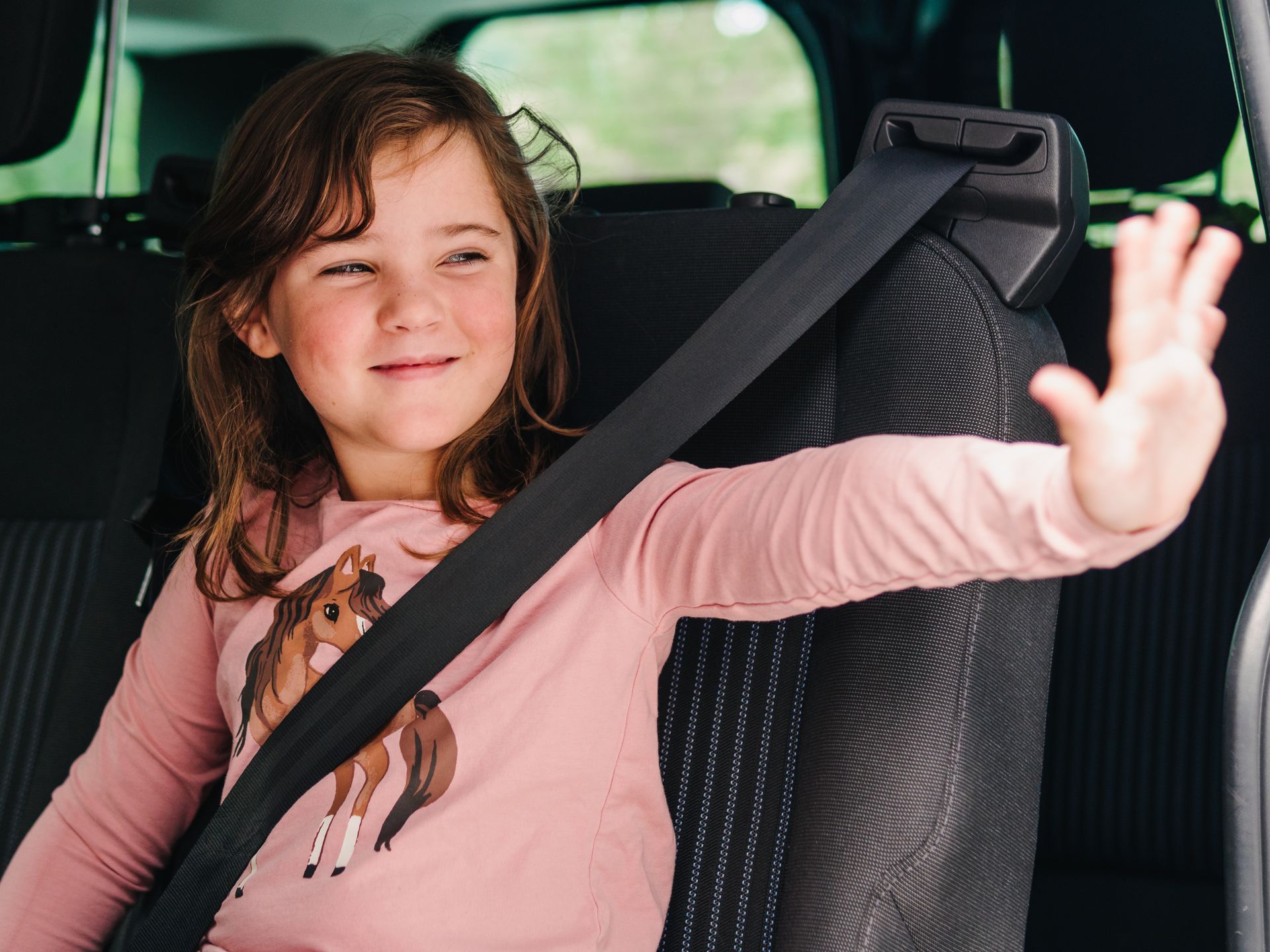 Une petite fille dans une voiture