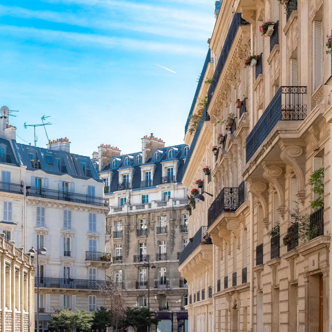 Bâtiments à Paris, en France, avec des façades ornées, des balcons et un ciel bleu.