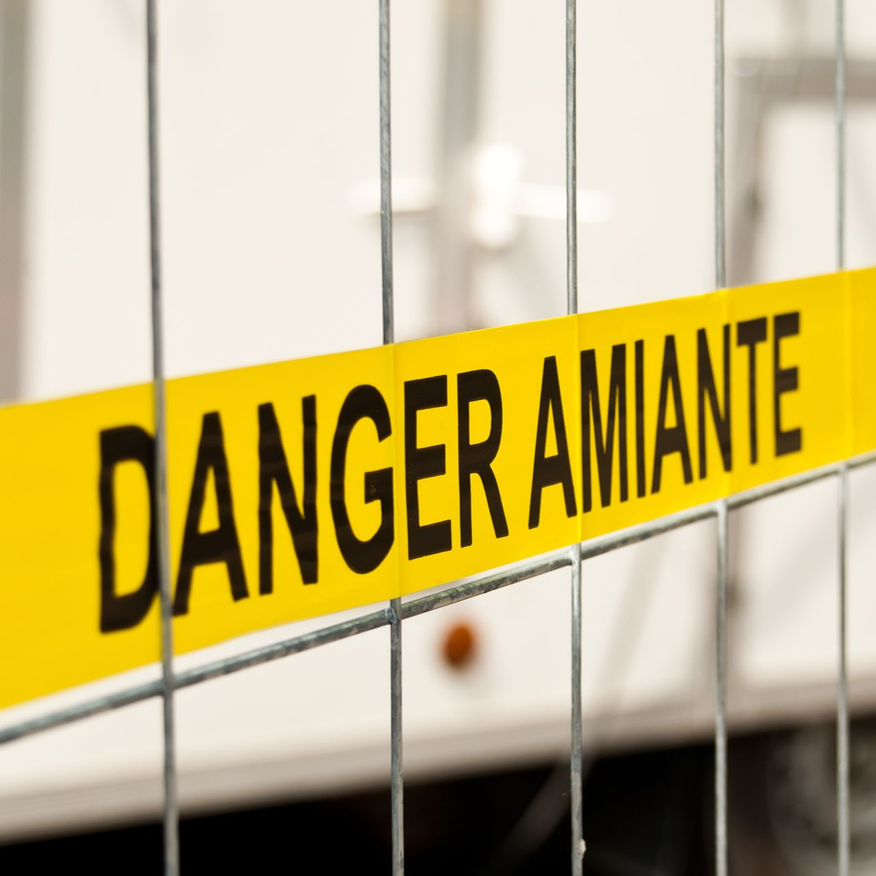 Grille avec banderole Danger Amiante