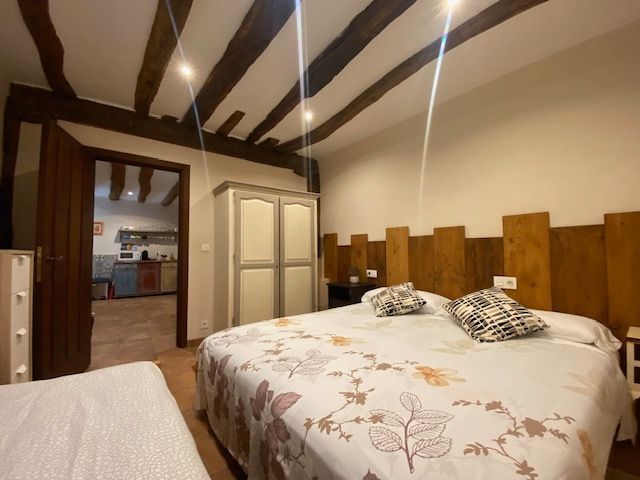 Un dormitorio con una cama grande y una cómoda.