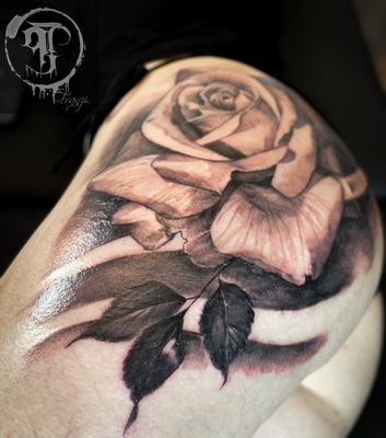 ein schwarz-weißes Tattoo einer Rose Paint Temptation Uelzen 