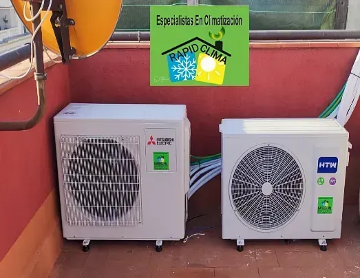 Dos aires acondicionados en un balcón con un cartel que dice clima rapido