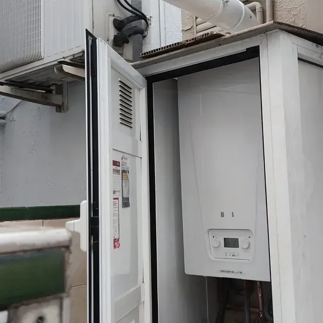 Una caja blanca con un calentador dentro.