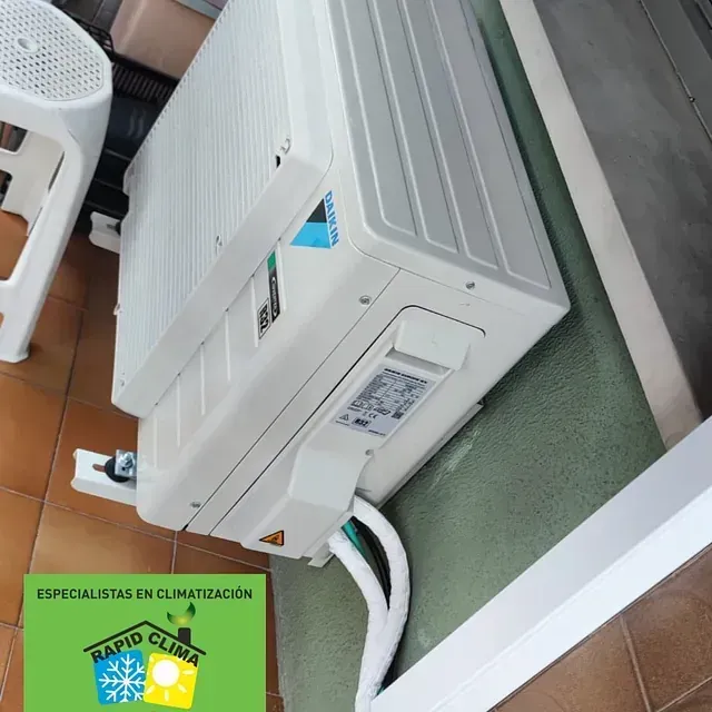 Una imagen de un acondicionador de aire con las palabras rapid clima en él