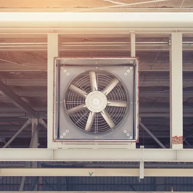 Un ventilador cuelga del techo de un edificio.