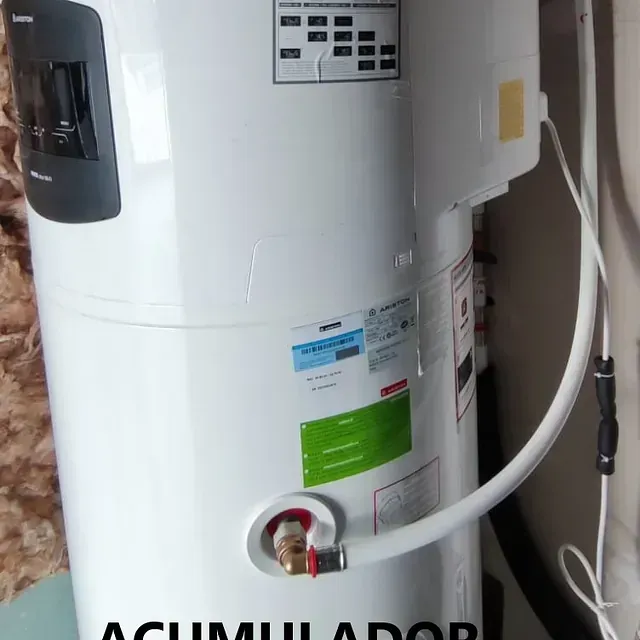 Un calentador de agua blanco con la palabra acumulador en él