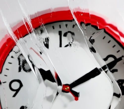 A broken clock with the hands on the numbers 12 and 9