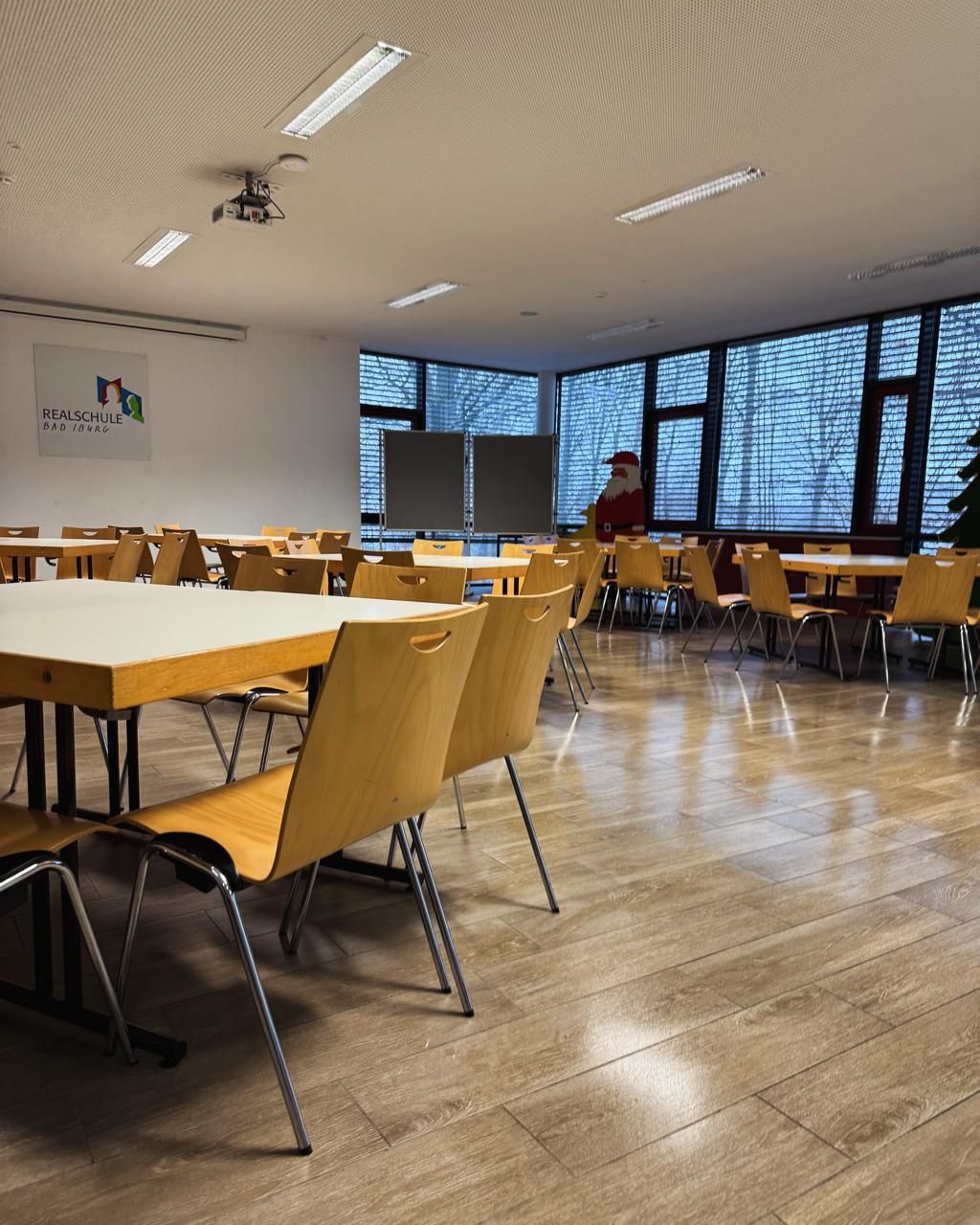 Ein großer Raum mit Tischen und Stühlen