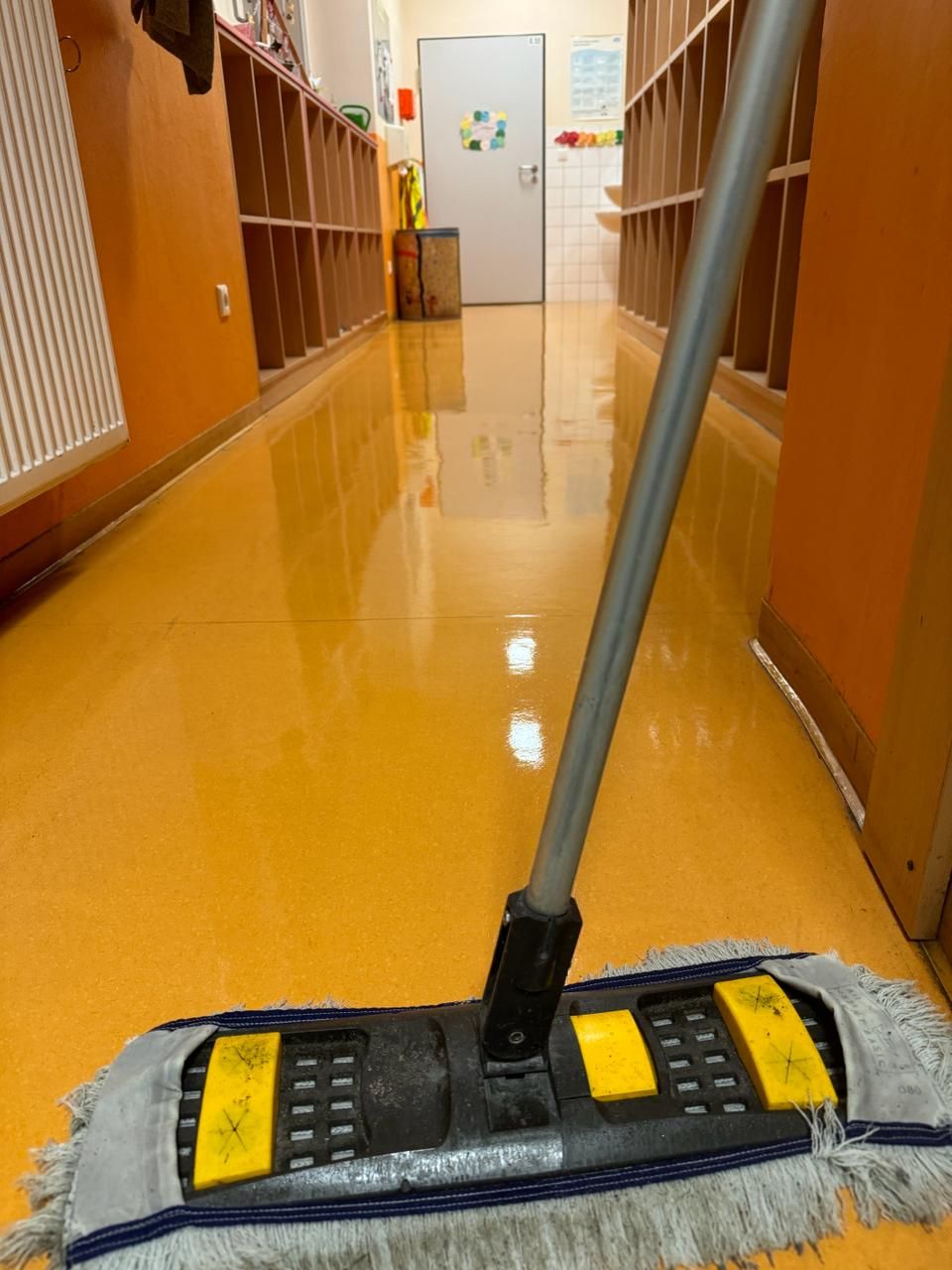 Ein Mopp liegt auf dem Boden in einem Flur