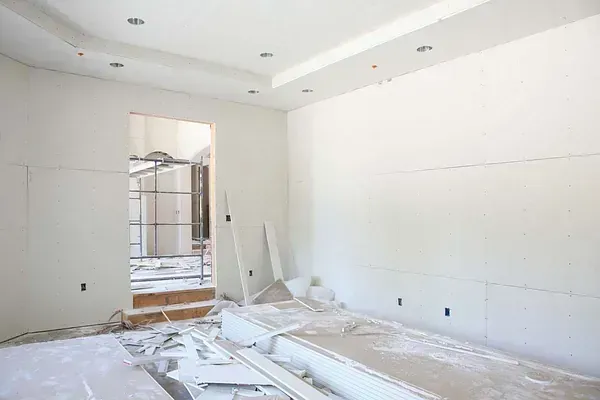 Un casco está colocado encima de una mesa de madera.