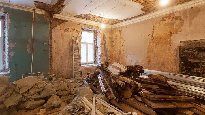 Hay una pila de madera en el medio de la habitación.