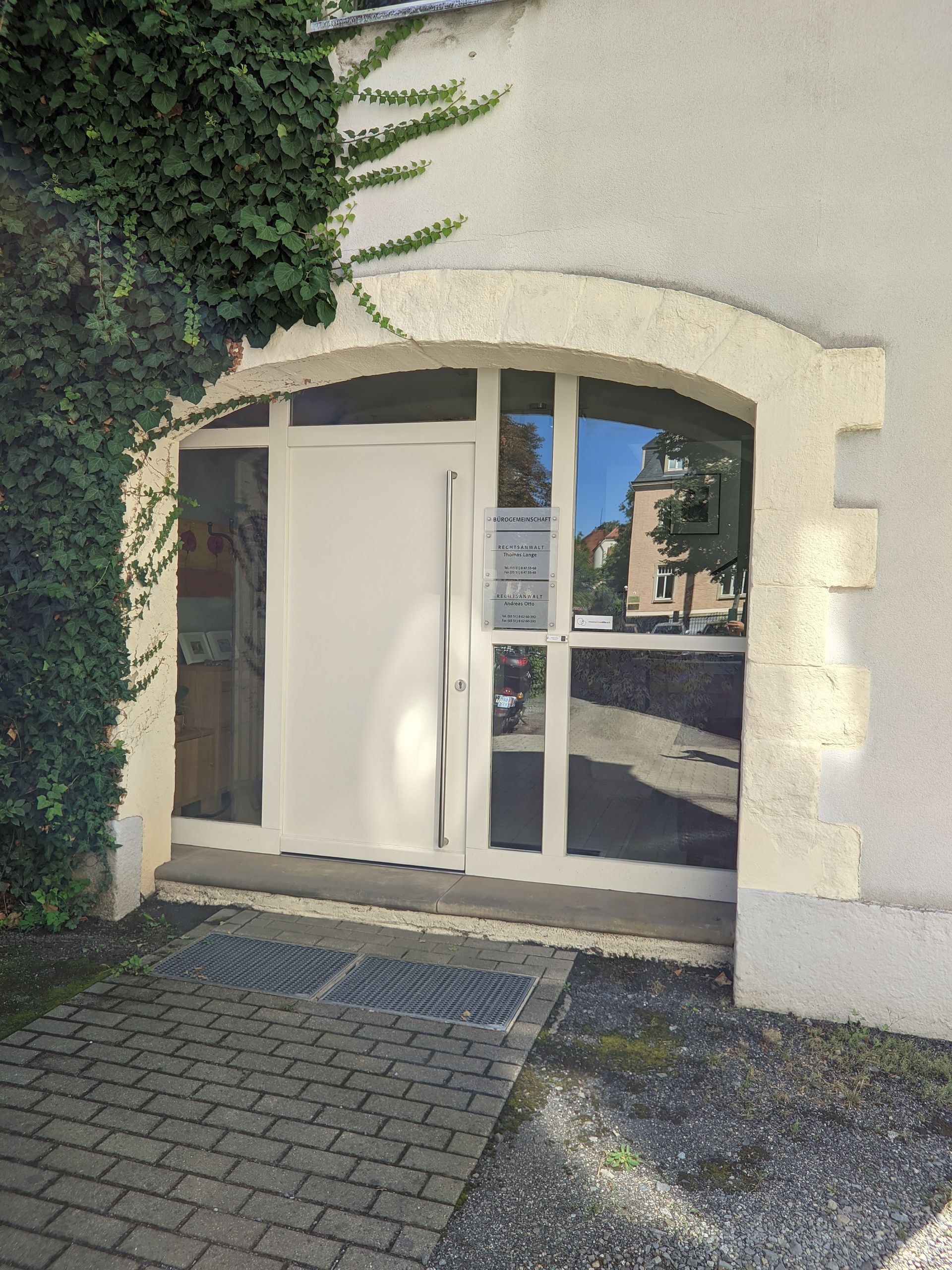 Eine Statue der Gerechtigkeit steht auf einem Holzschreibtisch.