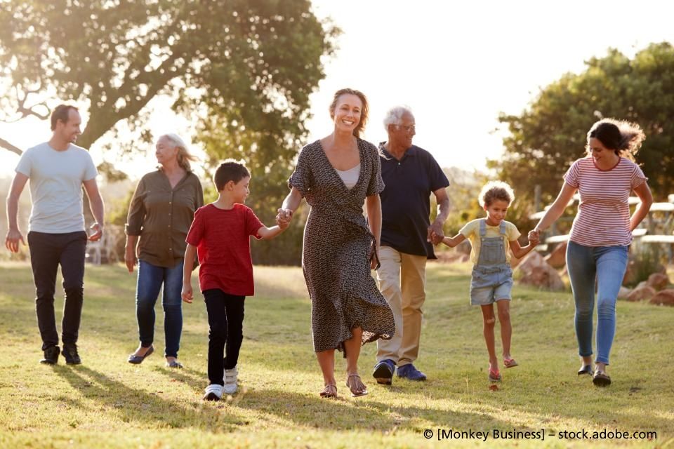 Eine Statue der Gerechtigkeit steht vor einem Stapel Bücher.