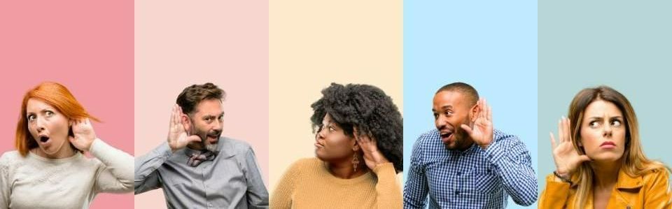 Ein Mann und eine Frau sitzen an einem Tisch und unterschreiben ein Dokument.