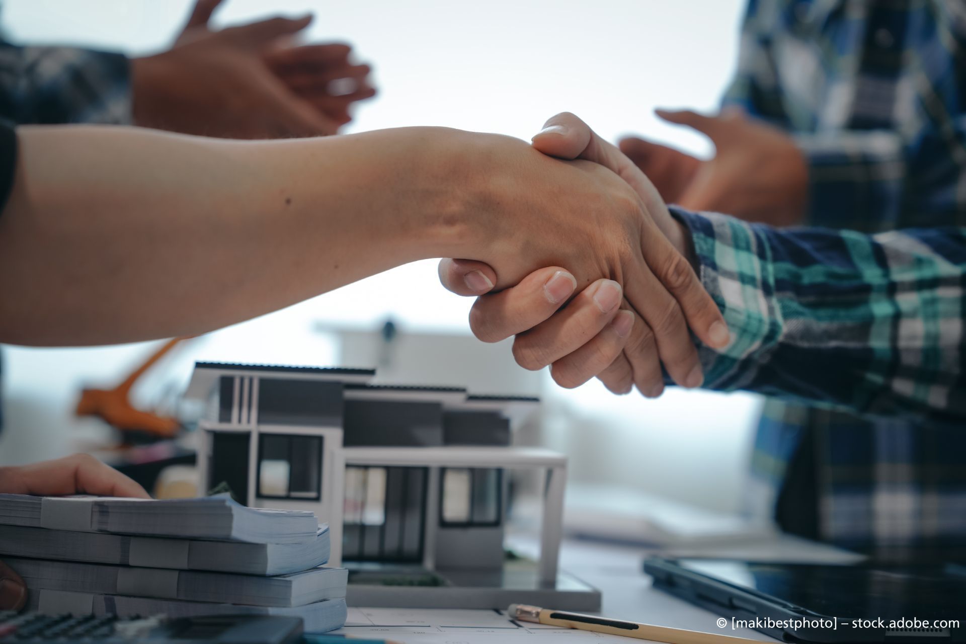 Ein Bücherregal mit vielen Büchern, darunter eines, auf dem