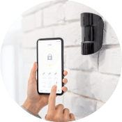 Un dispositif de détection de mouvement raccordé à une alarme sans fil piloté par un smartphone