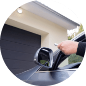 Porte de garage ouverte automatiquement à l'aide d'une télécommande par une personne depuis sa voiture