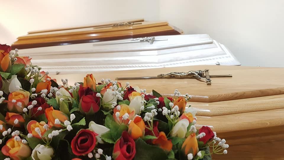 3 cercueils et des fleurs
