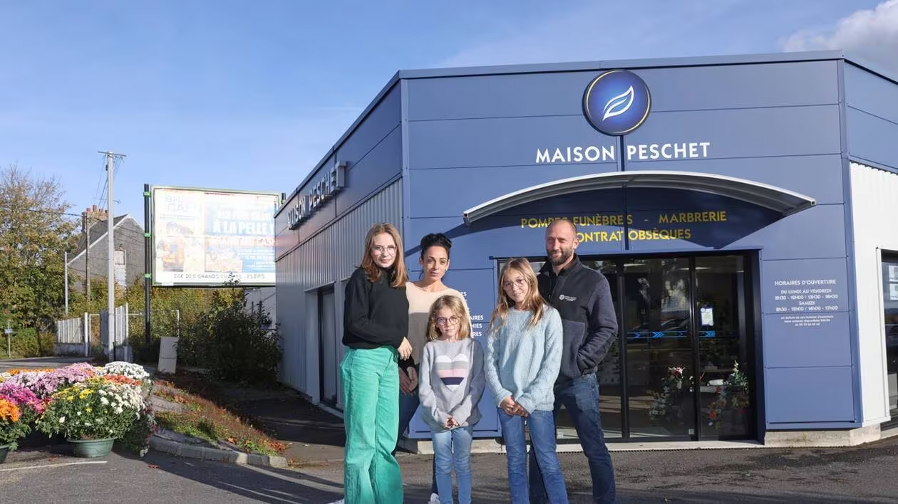 Une famille devant l'agence des pompes funèbres