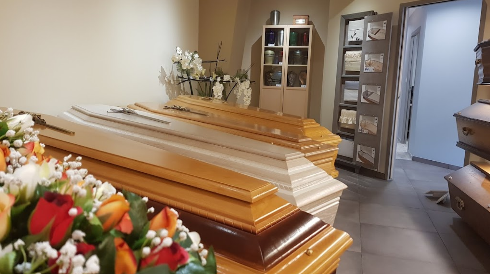 4 cercueils avec des fleurs