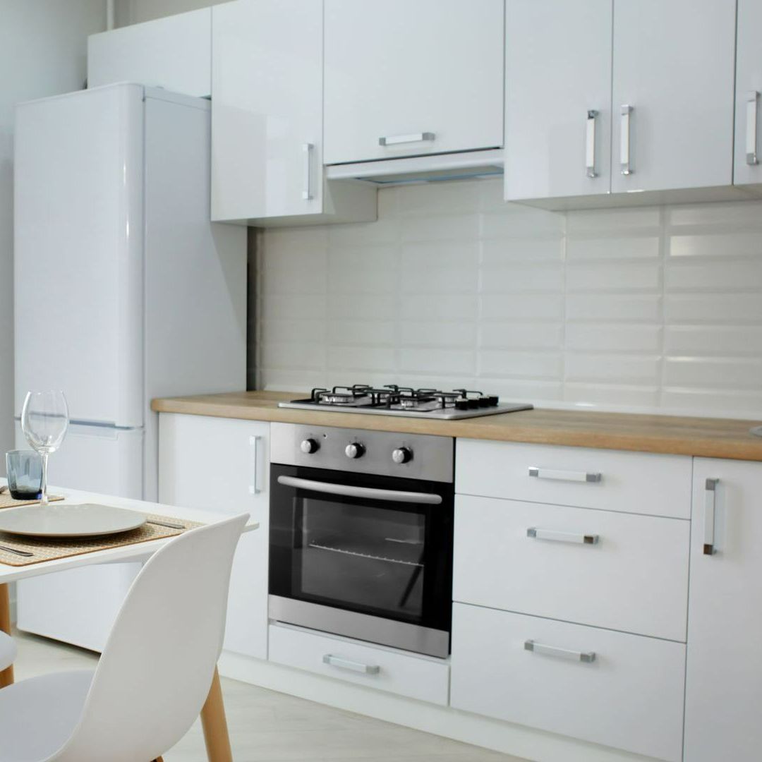 Une cuisine blanche avec une table