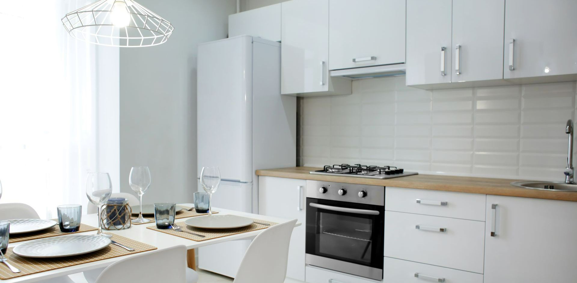 Une cuisine avec une table