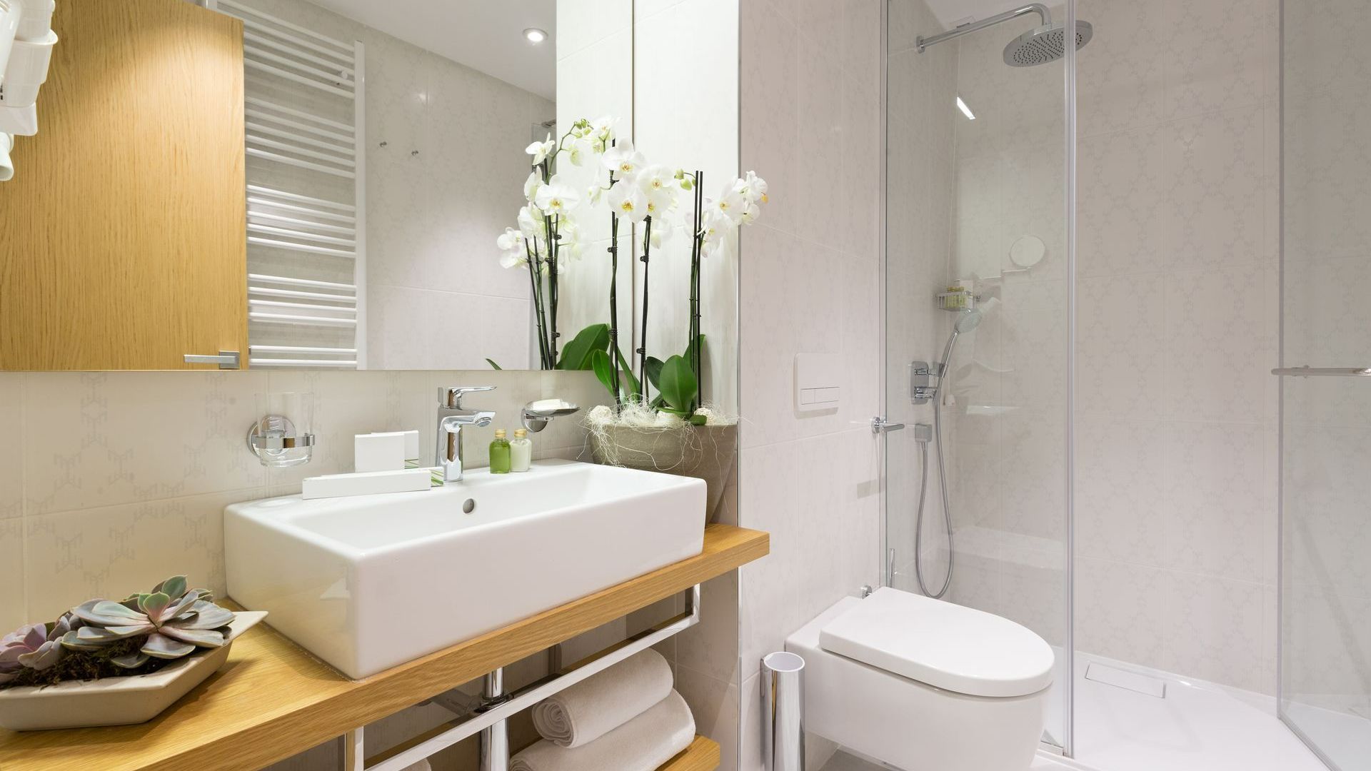 Une salle de bains avec des toilettes