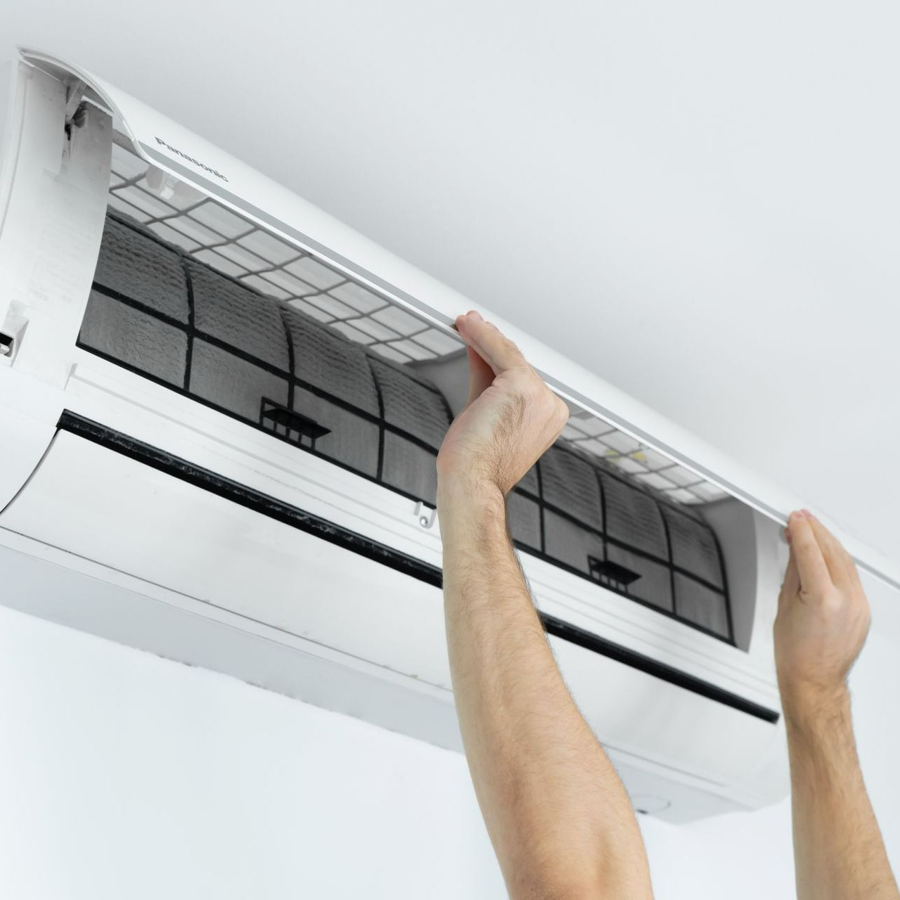 Un technicien répare un climatisateur