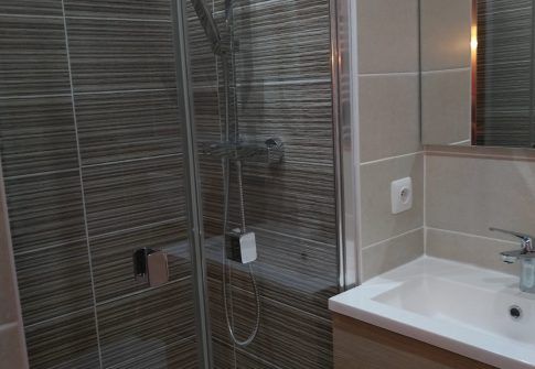 Une salle de bains avec du carrelage gris