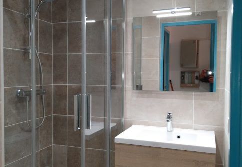 Une salle de bains avec une douche à l'italienne