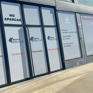 Operador de montacargas en un almacén, levantando cajas. El entorno es un almacén.