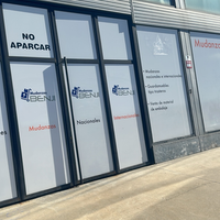 Operador de montacargas en un almacén, levantando cajas. El entorno es un almacén.