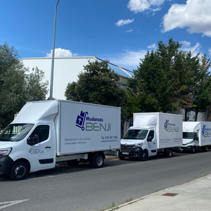 Parte trasera de un camión de mudanzas en una carretera, anunciando 