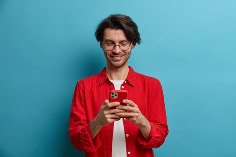 Homme souriant sur son Smartphone