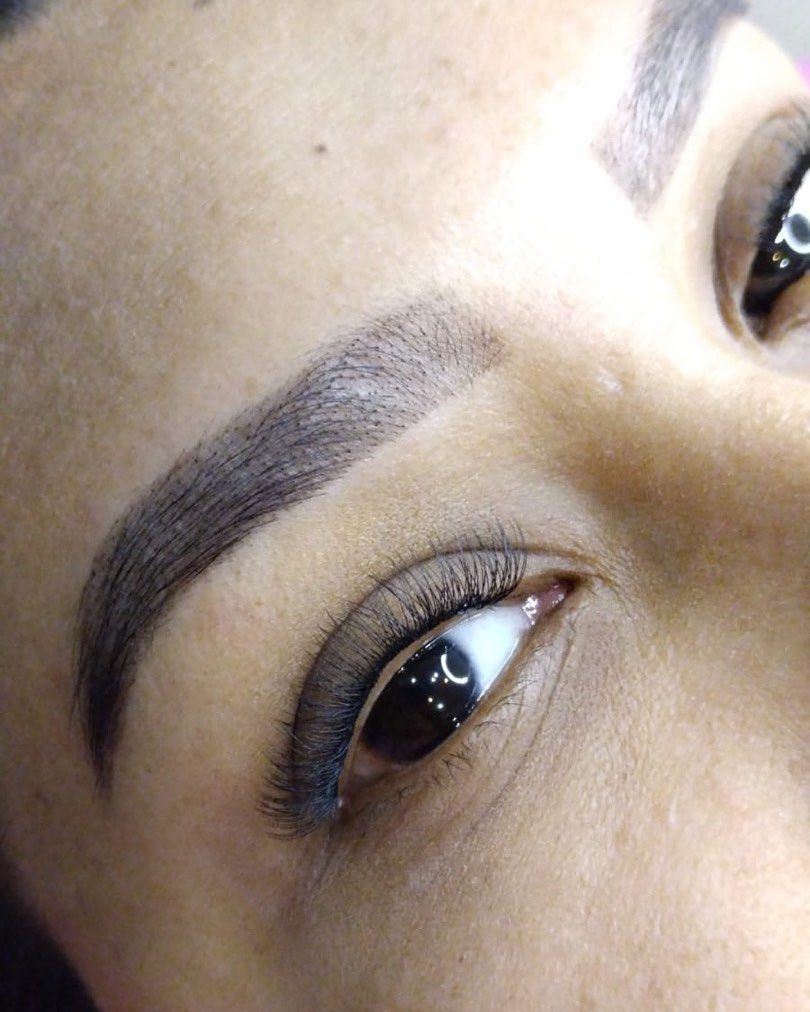 Un primer plano del ojo de una mujer con pestañas largas.