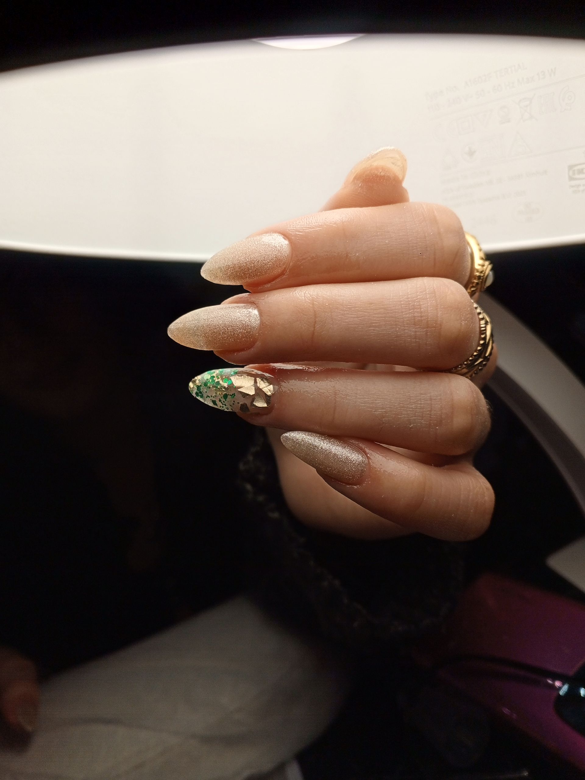 Un primer plano de las manos de una mujer con uñas rojas.